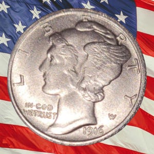Könnte beinhalten: Eine silberne Mercury-Dime von 1916, die das Profil einer Frau mit geflügelten Haaren vor dem Hintergrund der amerikanischen Flagge zeigt. Die Münze trägt die Inschrift "IN GOD WE TRUST".