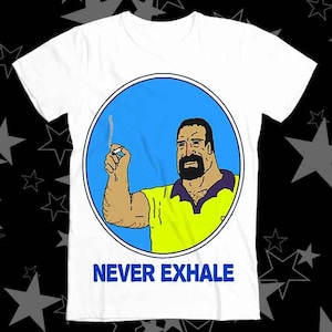 Könnte beinhalten: Weißes T-Shirt mit einer Cartoon-Illustration eines Mannes mit Bart und Schnurrbart, der eine Zigarette hält. Der Mann trägt ein gelbes Hemd mit einem violetten Kragen. Die Illustration befindet sich in einem blauen Kreis mit dem Text "NEVER EXHALE" darunter.