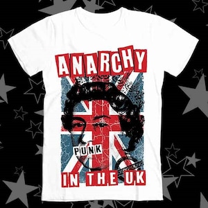 Peut inclure: T-shirt blanc avec un motif graphique représentant le visage d'une femme sur fond de drapeau britannique. Le texte "Anarchy Punk in the UK" est imprimé sur le t-shirt.