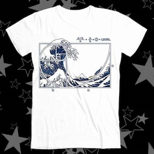 Könnte beinhalten: Weißes T-Shirt mit einem Grafikdruck der Großen Welle vor Kanagawa von Hokusai, überlagert mit einem goldenen Schnitt-Raster und der mathematischen Formel für den goldenen Schnitt.