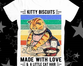 Może przedstawiać: Biały t-shirt z grafiką w stylu vintage przedstawiającą kota robiącego ciasteczka. Tekst brzmi "Kitty Biscuits = Made with Love = & A Little Cat Hair =."