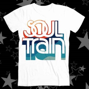 Może przedstawiać: Biała koszulka z kolorową grafiką z napisem "Soul Train" w stylu retro.