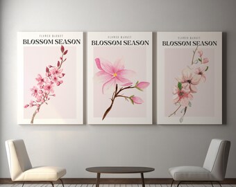 Può includere: Tre stampe floreali rosa con il testo "Flower Market Blossom Season" su ciascuna. Le stampe presentano diversi tipi di fiori rosa su uno sfondo rosa chiaro.