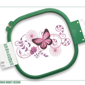 Puede incluir: Una mariposa rosa con un diseño de bordado floral en un aro de bordado verde. El aro está etiquetado con el texto "DEBORAH'S MAKET DESIGN".