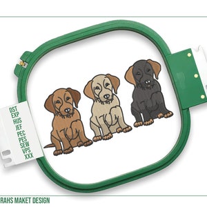 Peut inclure: Trois images brodées de chiens dans un cerceau de broderie vert. Les chiens sont bruns, beiges et noirs. Le cerceau a une étiquette blanche avec le texte "DEBORAH'S MAKET DESIGN" en bas.