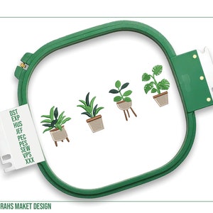 Op de afbeelding: Een groene borduurring met vijf verschillende plantmotieven geborduurd op een witte achtergrond. De motieven omvatten een monstera, een slangplant, een vioolbladvijg, een succulent en een varen. De ring heeft een diameter van 12,7 cm.