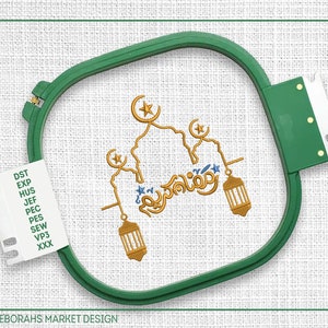 Peut inclure: Modèle de broderie pour un cerceau de broderie mécanique, représentant une calligraphie arabe dorée du mot "Ramadan" avec des étoiles et des croissants de lune. Le motif comprend également deux lanternes dorées avec des accents bleus.