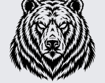 Può includere: Un'illustrazione grafica in bianco e nero di una testa di orso rivolta in avanti. Il design presenta linee audaci e nitide e ombreggiature ad alto contrasto per definire la consistenza del pelo, i tratti del viso e le orecchie. Testo: DIGITAL PNG DOWNLOAD.