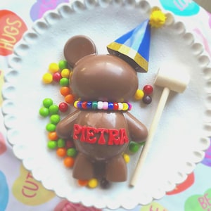 Spersonalizowany czekoladowy, łamliwy miś niespodzianka z cukierkami i młotkiem / prezent urodzinowy