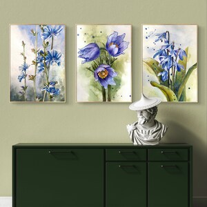 Set di fiori blu acquerello Set di arte da parete in 3 pezzi Set di fiori di campo dipinti ad acquerello Galleria d'arte da parete Arredamento country francese immagine 3