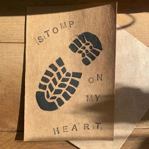 "Stomp on My Heart" ""Stomp on My Heart"" Boot Block Print handgemachte leere Karte, subversiver Humor für Queers."