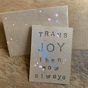 Miniaturowa kartka z pozdrowieniami „Trans Joy: Then, Now, Always” ręcznie robiona ze znaczkiem na trudne czasy