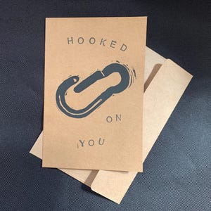 Lustige Pride Liebeskarte ""Hooked On You"" Karabiner Block Print Handgemachte 10x15 Karte, Subversiver Humor."