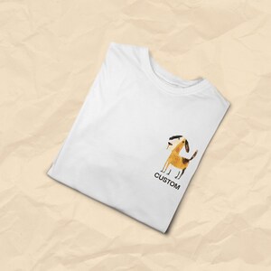 Puede incluir: Camiseta blanca con una ilustraci&oacute;n de un perro de dibujos animados y la palabra "CUSTOM" impresa debajo.