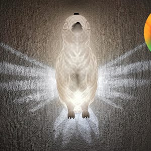 K&ouml;nnte beinhalten: Eine wei&szlig;e Keramik-Eulen-Nachtlampe mit einem leuchtenden Licht, das aus ihrem K&ouml;rper strahlt. Die Eule sitzt an einer Wand mit einem Schatten ihrer Fl&uuml;gel dahinter.