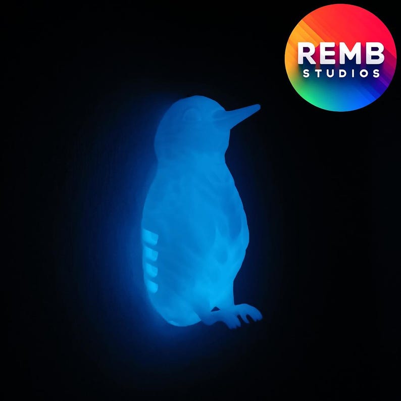 K&ouml;nnte beinhalten: Eine blaue, leuchtende Figur eines Vogels mit einem langen Schnabel und einem abgerundeten K&ouml;rper. Die Figur wird von innen beleuchtet und erzeugt so ein sanftes, &auml;therisches Leuchten.