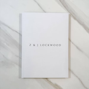 Libro de firmas de boda de lino: blanco, marfil y arena, tamaño A4, papel de 160 g/m², producción rápida, libros de firmas de boda personalizados de THEBRIDEAU