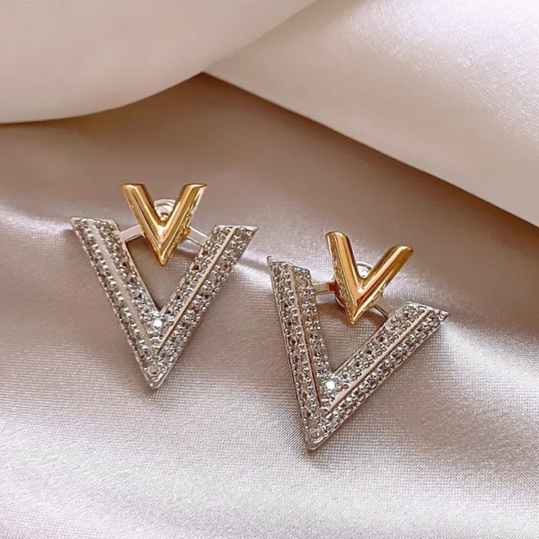 Luxuriöse Zirkon-Ohrringe mit Buchstabe V. Elegante Damen-Ohrstecker für Abendpartys. Gold und Silber