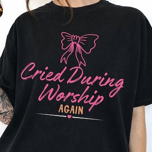 Puede incluir: Un juego de tres tazas de cerámica con un acabado moteado y mate. Las tazas son en tonos crema, gris claro y gris oscuro. Cada taza tiene un diseño simple y minimalista, ideal para café o té.