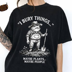 Pode incluir: Uma placa de madeira artesanal com o texto "Welcome to our home" em estilo manuscrito. A placa branca apresenta letras pretas e um acabamento envelhecido, ideal para decoração de casa.