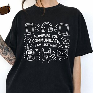 Può includere: Un set di tre tazze in ceramica con finitura opaca e macchiettata. Le tazze sono nei toni del crema, grigio chiaro e grigio scuro. Ogni tazza ha un design semplice e minimalista e un manico arrotondato.