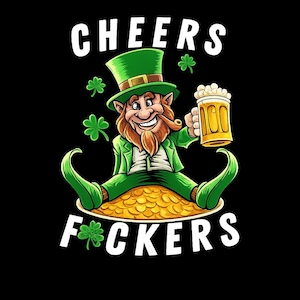 Pode incluir: Ilustração de desenho animado de um duende segurando um caneco de cerveja, sentado em moedas de ouro. O duende usa um chapéu e um terno verdes. O texto "CHEERS F*CKERS" é exibido em branco.
