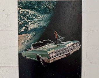 Peut inclure: Une voiture verte vintage décapotable avec une femme debout sur le capot. La voiture roule à travers une vague bleu foncé et blanche.