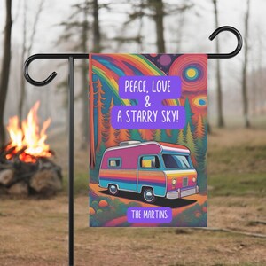 Bandera de camping personalizada para decoración de vehículos recreativos Letrero retro de camping personalizado de doble cara Accesorio exclusivo para remolque de viaje Idea de regalo para amantes del camping