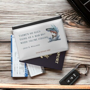 Funda para pasaporte de pesca, funda para documentos de viaje para pescadores, billetera para pasaporte de pesca, regalo para pescadores, regalo para amantes de la pesca, regalo de pesca