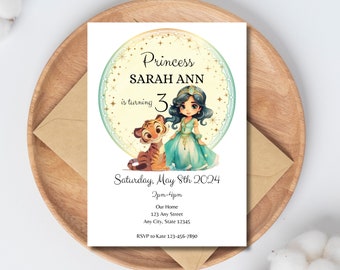 Pode incluir: Um convite de aniversário para uma menina chamada Sarah Ann que está completando 3 anos. O convite apresenta uma ilustração de desenho animado de uma princesa com um tigre. O texto no convite diz: "Princesa Sarah Ann está completando 3 anos. Sábado, 8 de maio de 2024. 14h00-16h00. Nossa casa. 123 Any Street. Any City, State 12345. RSVP para Kate 123-456-7890."