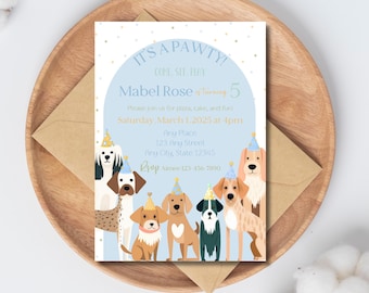 Puede incluir: Una invitación a una fiesta con el texto "IT'S A PAWTY!" y "Mabel Rose cumple 5 años", con ilustraciones de perros con sombreros de fiesta. La invitación está sobre una bandeja de madera. La invitación incluye la fecha y la hora.