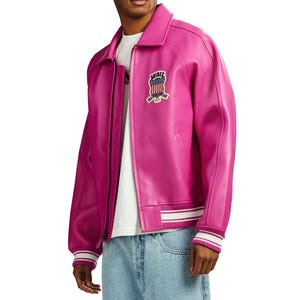 K&ouml;nnte beinhalten: Leuchtend fuchsiafarbene Lederjacke im Bomber-Stil. Mit Kragen, Rei&szlig;verschluss und gerippten B&uuml;ndchen und Saum mit wei&szlig;en Streifen. Auf der Brust befindet sich ein gestickter Aufn&auml;her mit amerikanischer Flagge.