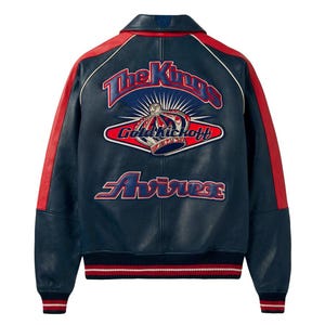 Puede incluir: Chaqueta de cuero azul marino con mangas rojas y ribetes blancos. La espalda presenta un dise&ntilde;o bordado con "The Kings" sobre una corona y "Gold Kickoff", y "Aviire". La chaqueta tiene dobladillo y pu&ntilde;os acanalados.