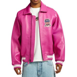 K&ouml;nnte beinhalten: Eine leuchtend pinkfarbene Lederjacke im klassischen Bomberjacken-Design. Mit Kragen, Rei&szlig;verschluss vorne und gerippten B&uuml;ndchen und Saum mit wei&szlig;en Streifen. Ein gestickter Aufn&auml;her mit patriotischem Design auf der Brust. Ein auff&auml;lliges Kleidungsst&uuml;ck.