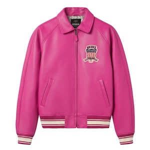 K&ouml;nnte beinhalten: Leuchtend pinke Lederjacke im Bomber-Stil. Mit Hemdkragen, Rei&szlig;verschluss und einem Aufn&auml;her mit amerikanischer Flagge. B&uuml;ndchen und Saum mit wei&szlig;en und cremefarbenen Streifen.