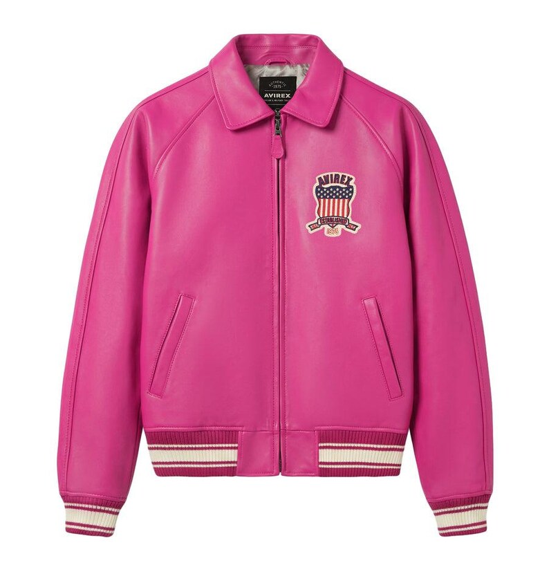 K&ouml;nnte beinhalten: Leuchtend pinke Lederjacke im Bomber-Stil. Mit Hemdkragen, Rei&szlig;verschluss und einem Aufn&auml;her mit amerikanischer Flagge. B&uuml;ndchen und Saum mit wei&szlig;en und cremefarbenen Streifen.