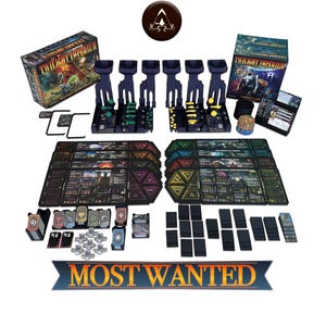 Puede incluir: Un juego de mesa con varios componentes, incluyendo tableros, cartas y fichas. La caja presenta el título "Twilight Imperium" con una ilustración de ciencia ficción. Las palabras "MOST WANTED" se muestran en una pancarta.