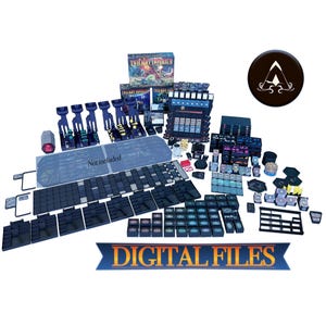 Puede incluir: Un conjunto de componentes de juego de mesa, que incluye una caja con el título "Twilight Imperium", varias piezas de juego, cartas y fichas. Las palabras "Digital Files" se muestran en una pancarta azul. También hay un logotipo circular negro.