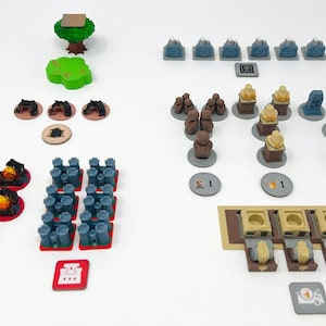 Puede incluir: Una colección de piezas de juego para un juego de mesa. Las piezas están hechas de plástico y están pintadas en varios colores, incluyendo marrón, gris y azul. También hay algunas fichas pequeñas y redondas con números en ellas. Las piezas están dispuestas sobre una superficie blanca.