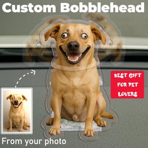 Könnte beinhalten: Ein individueller Wackelkopf eines lächelnden, hellbraunen Hundes, mit dem Text "Custom Bobblehead" oben und "From your photo" unten. Ein rotes Quadrat zeigt "Best Gift for Pet Lovers".