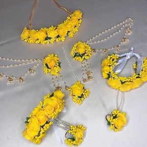 Haldi me pehne wali jewellery top