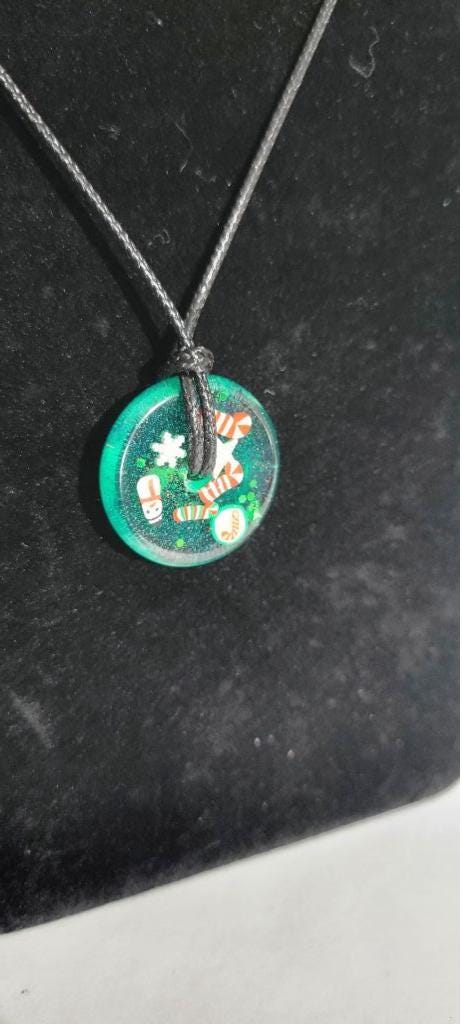 Handcrafted Green Christmas Resin Medallion Necklace - Thumbnail 2