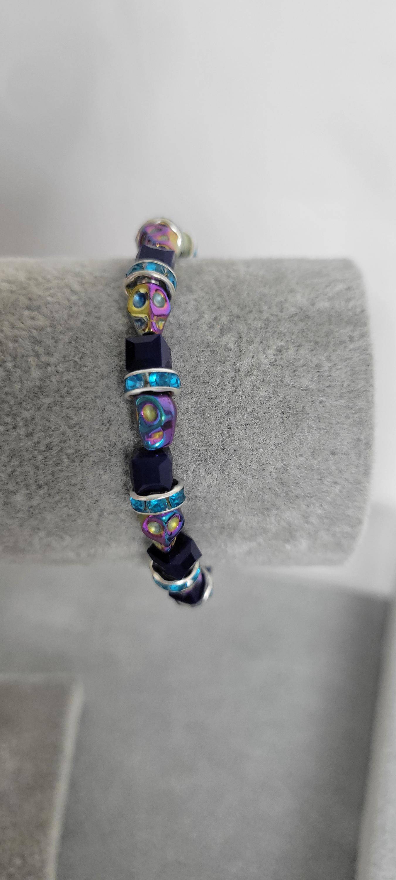 Hand crafted Halloween iridescent skull beaded bracelet - Thumbnail 6