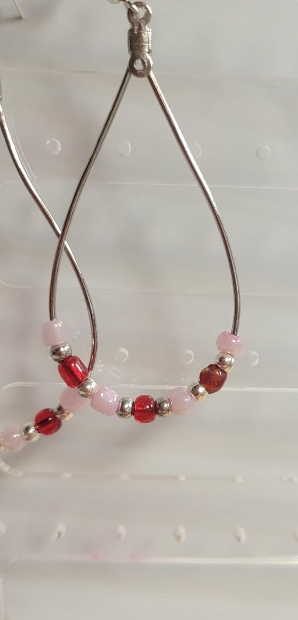 Red & pink beaded pierced drop earrings - Thumbnail 3
