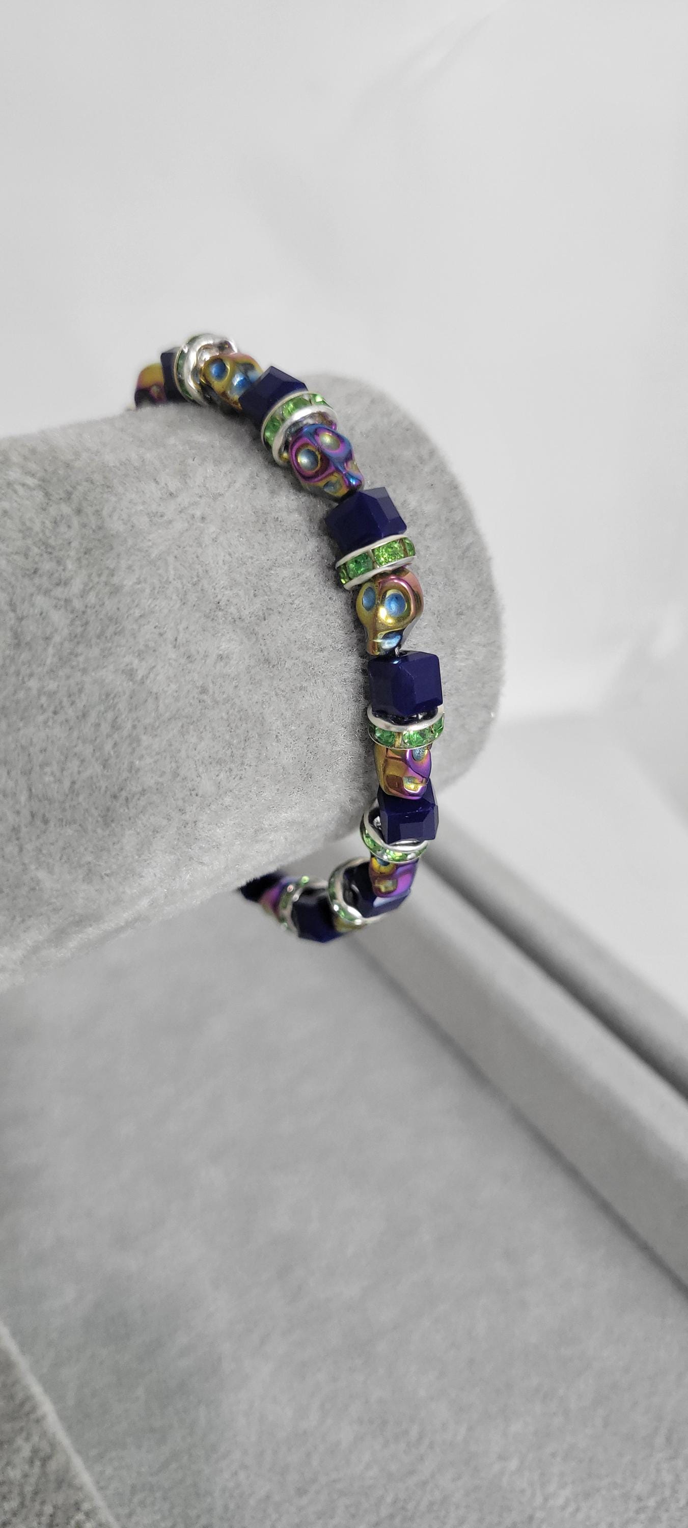 Hand crafted Halloween iridescent skull beaded bracelet - Thumbnail 5