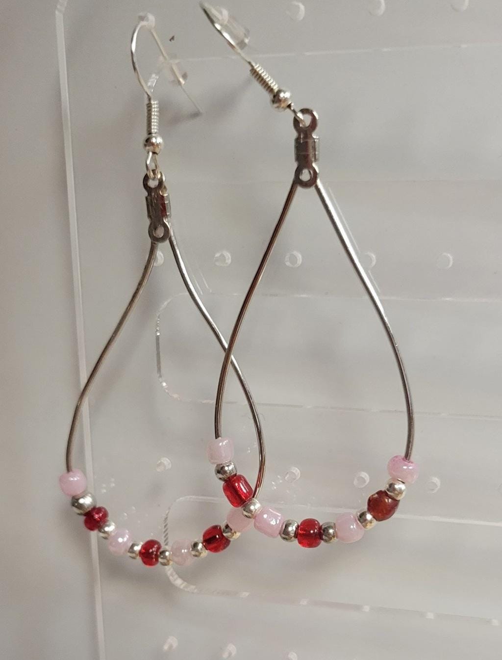 Red & pink beaded pierced drop earrings - Thumbnail 2