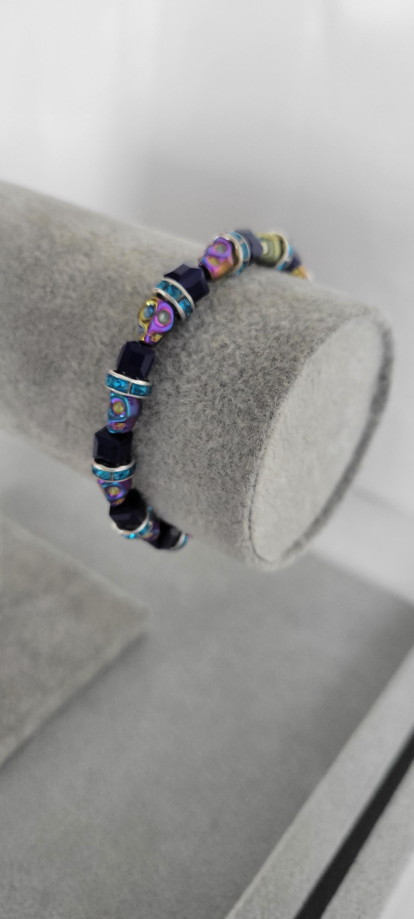 Hand crafted Halloween iridescent skull beaded bracelet - Thumbnail 5