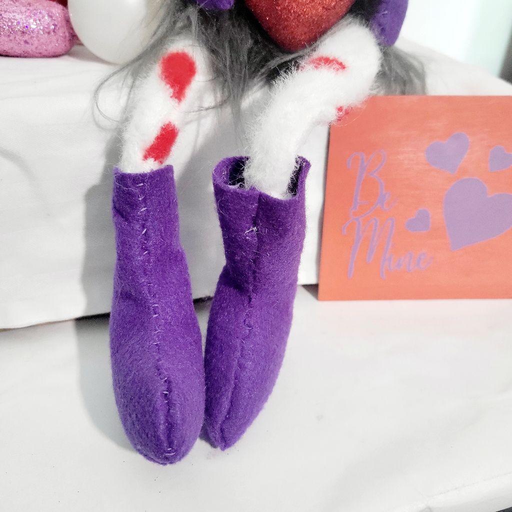 Hand crafted Valentine's Day Gnome with heart - Thumbnail 4