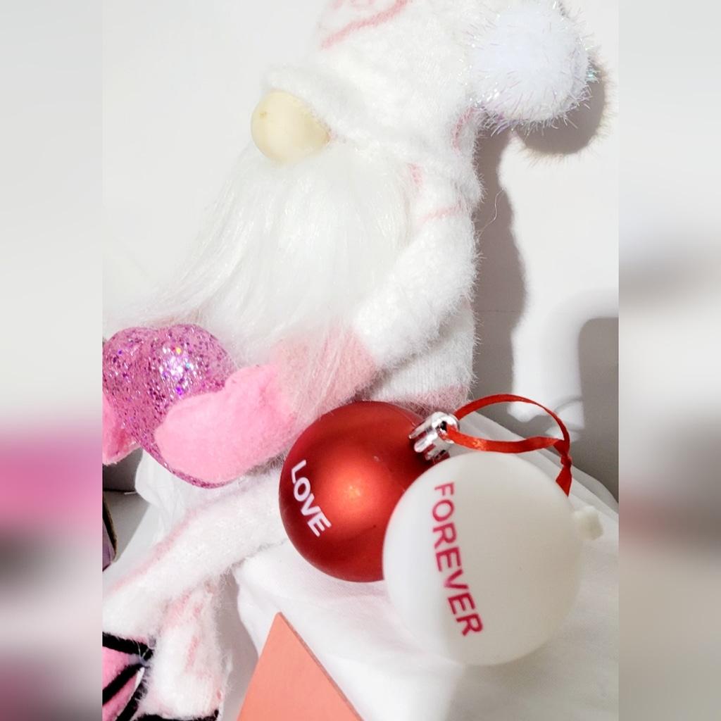 Naughty Valentine's Day Gnome with heart - Thumbnail 5