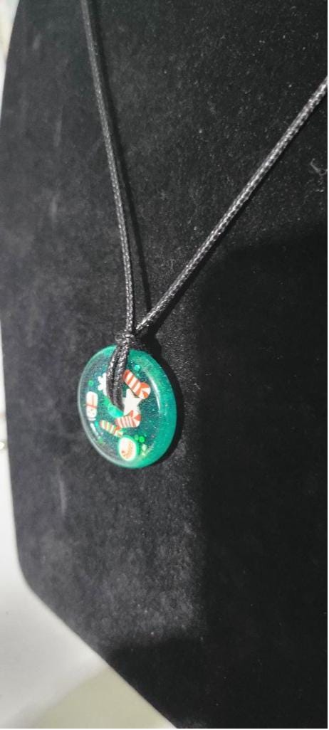 Handcrafted Green Christmas Resin Medallion Necklace - Thumbnail 3